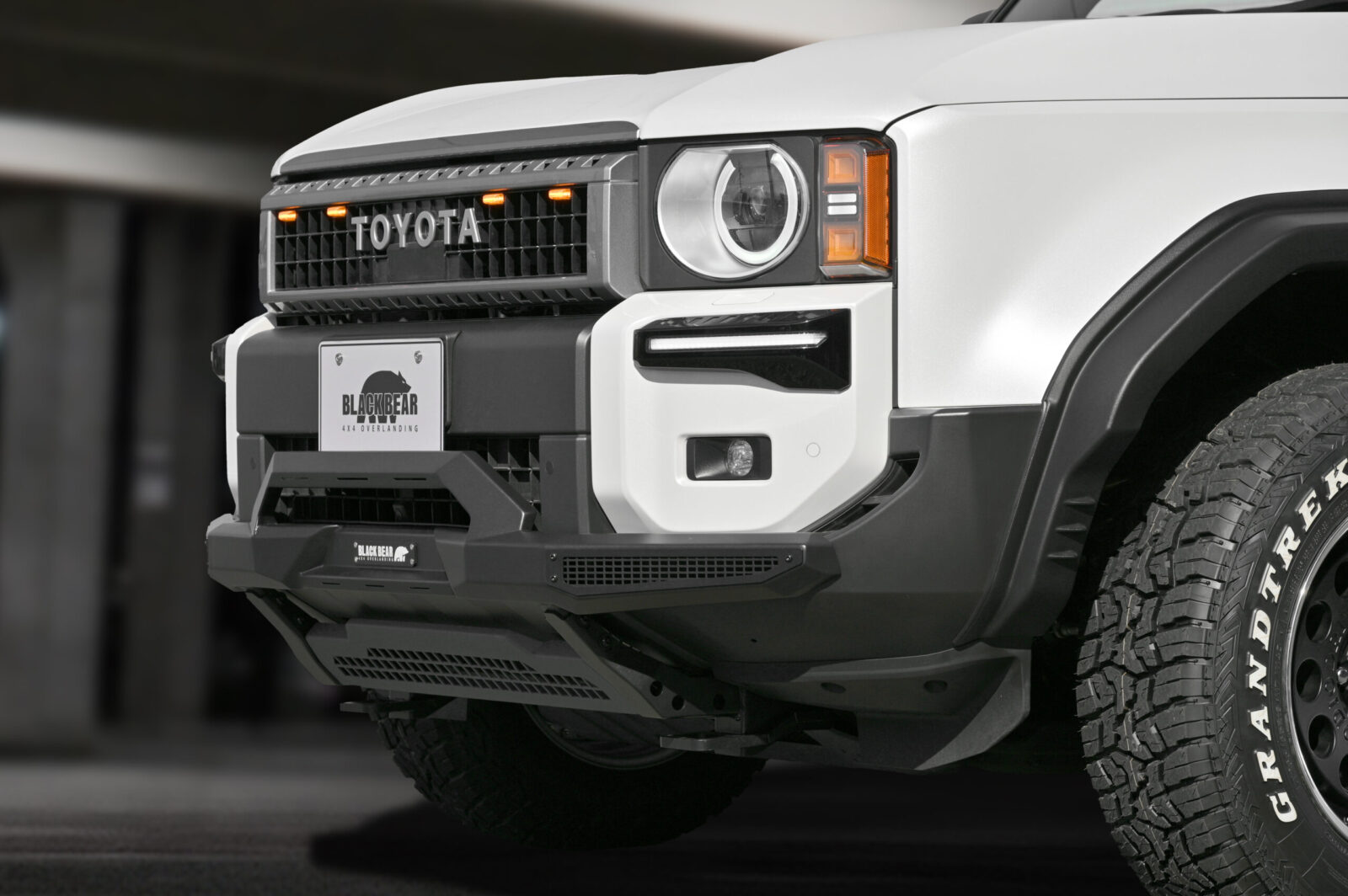 BP006] フロントバンパー – LANDCRUISER LC250 – BLACK BEAR